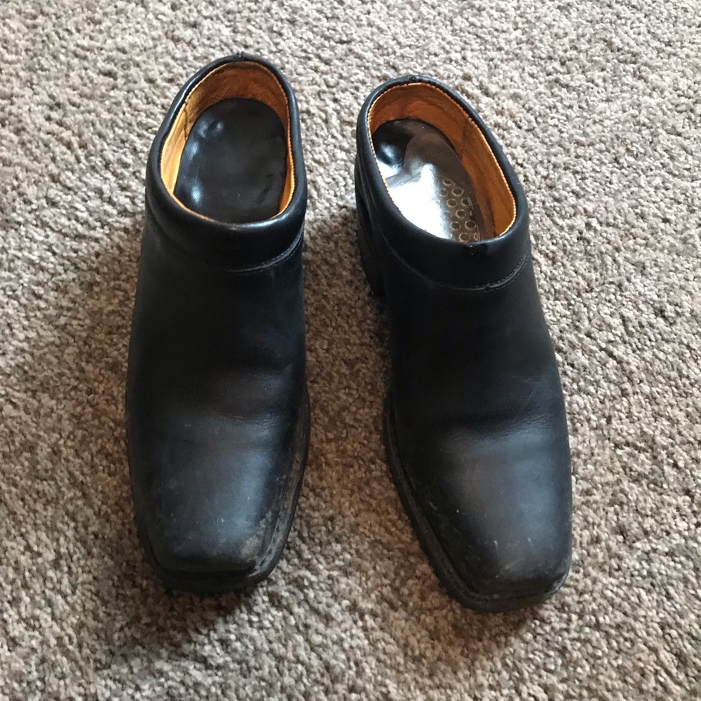 FYRE black leather clogs just need cleaning 5 1/2